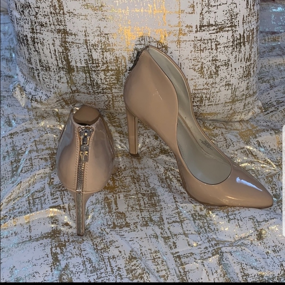 COPY - NEW perfect condition tan BCBG pumps